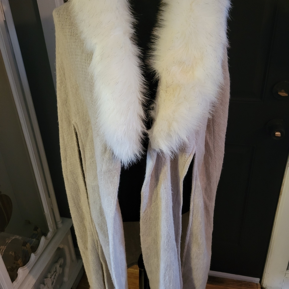 Cejon Cream Knit Shawl with White Faux Fur Collar